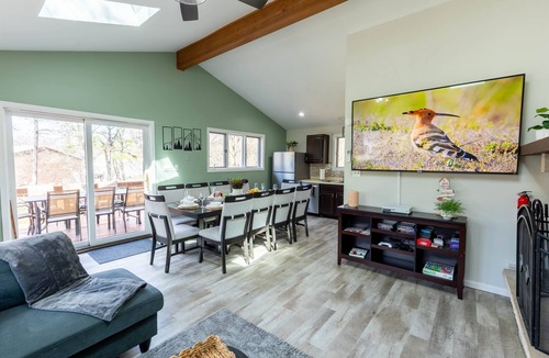 Briar Crest Woods Cabin | Pickleball |Pool Table |Hot Tub |FirePit |King Bed