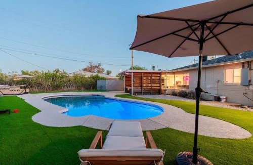 Bel Air House | Pickleball, Sparkling Pool, Mini Putt and Sleeps14