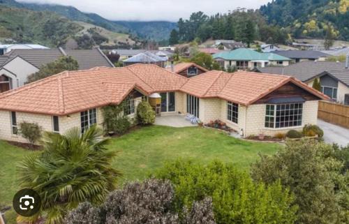 Waikawa House | Picton- Deluxe Queen Room with Private Bathroom & separate access