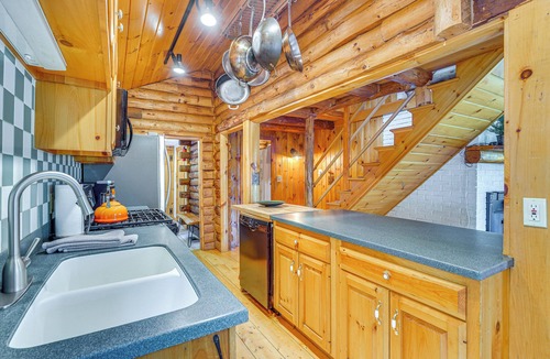Bridgewater Corners Cottage | Picture-perfect Vermont Mtn Cabin w/Hot Tub!