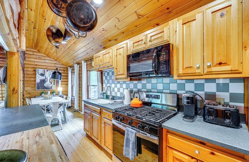 Bridgewater Corners Cottage | Picture-perfect Vermont Mtn Cabin w/Hot Tub!