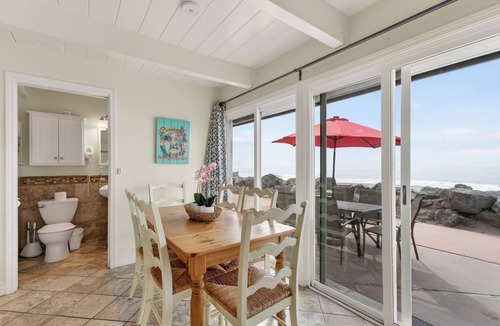 Rio del Mar House | Picturesque Beach Front home