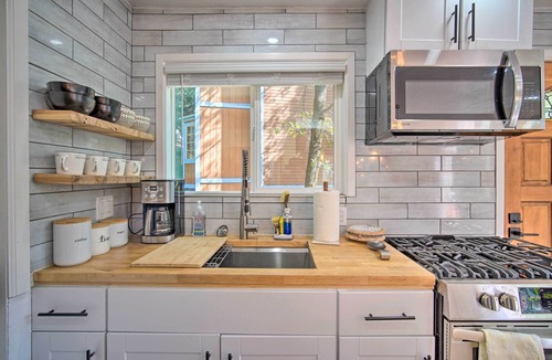 Crestline Cottage | Picturesque Cabin: 2 Balconies, Walk to Lake!