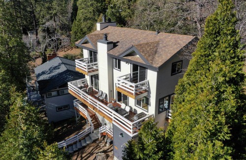 Crestline Cottage | Picturesque Cabin: 2 Balconies, Walk to Lake!