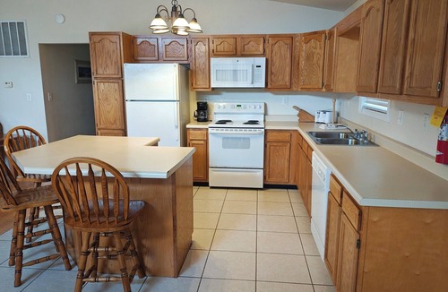 Dogwood Park House | Picturesque Executive House #22 w/jacuzzi and views of Norfork lake