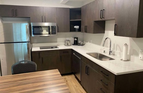 Wasilla Hotel | Picturesque Lake Views: Endless Views W/Modern Rooms