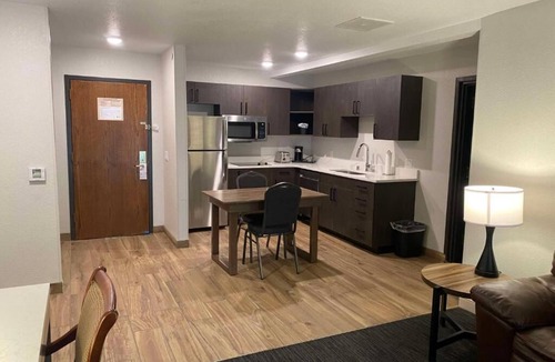 Wasilla Hotel | Picturesque Lake Views: Endless Views W/Modern Rooms