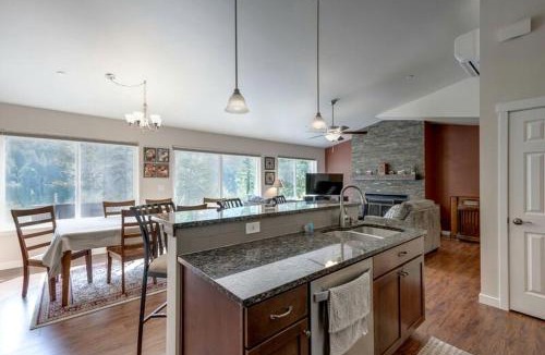 Maple Falls House | Picturesque Silver Lake Escape | Cozy Fireplace & Sleeps 6