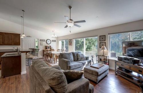 Maple Falls House | Picturesque Silver Lake Escape | Cozy Fireplace & Sleeps 6