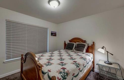 Maple Falls House | Picturesque Silver Lake Escape | Cozy Fireplace & Sleeps 6