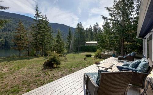 Maple Falls House | Picturesque Silver Lake Escape | Cozy Fireplace & Sleeps 6