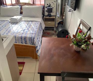 Highway Hills Hotel | Pierrecondotel