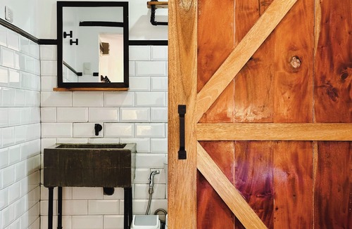 Basdiot Hostel | Pig Dive Hostel