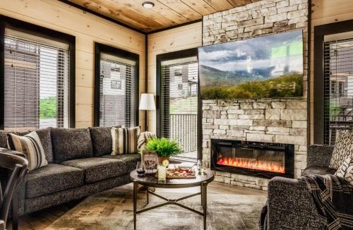 Sevierville House | Pigeon Forge Large Cabins Sleeps Up to 66 Water Park Access