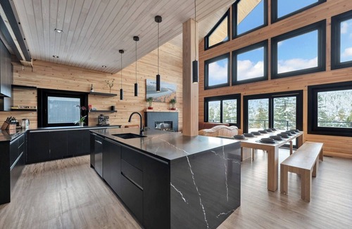 Courtenay House | Pine log home at Mount Washington Ski Resort