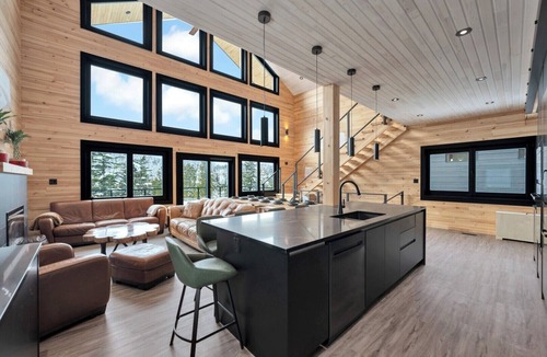 Courtenay House | Pine log home at Mount Washington Ski Resort