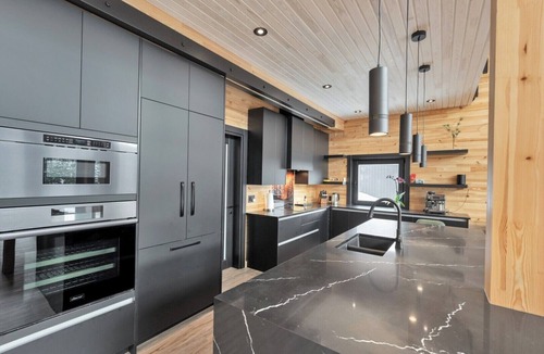 Courtenay House | Pine log home at Mount Washington Ski Resort