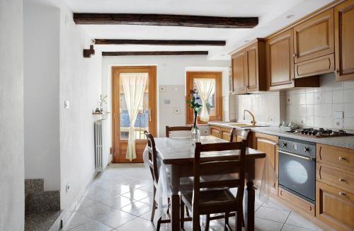 Dronero House | Pin e cele