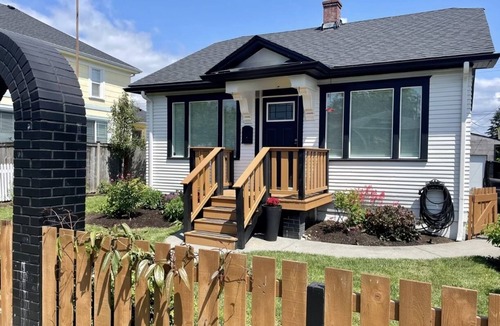Everett Cottage | Pine Arch Cottage - a bright, airy, clean 2BR home near Everett Marina