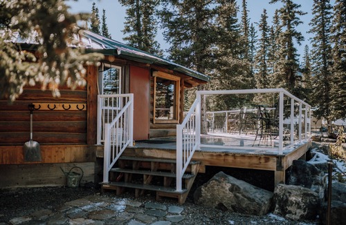 Red Deer River Crossing Cabin | Pine Cabin: Mountain Escape | Sleeps 4 | Bathroom