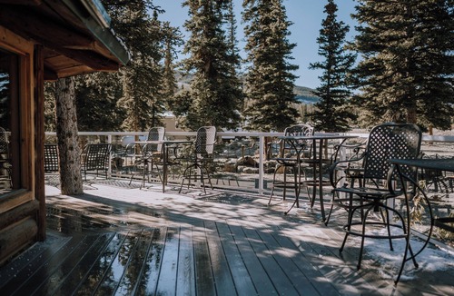 Red Deer River Crossing Cabin | Pine Cabin: Mountain Escape | Sleeps 4 | Bathroom