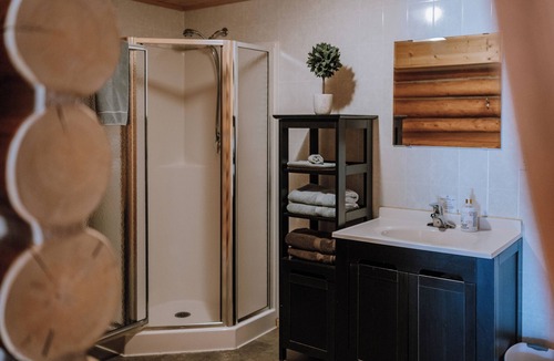 Red Deer River Crossing Cabin | Pine Cabin: Mountain Escape | Sleeps 4 | Bathroom
