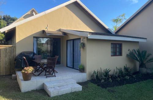 Hillcrest Apartment | PINE COTTAGE Self catering fully equipped 2 bedroom, Queen bed 3 singles 65sqm cosy private cottage