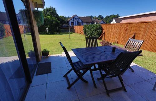 Hillcrest Apartment | PINE COTTAGE Self catering fully equipped 2 bedroom, Queen bed 3 singles 65sqm cosy private cottage