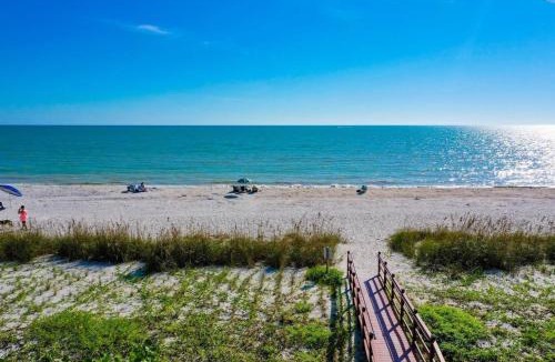 Sanibel House | Pine Cove #102