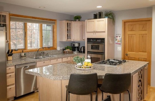 Lake Shore Estates Villa | Pine Forest Villa w/hot tub 5 min from Lake