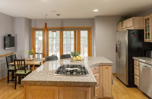 Lake Shore Estates Villa | Pine Forest Villa w/hot tub 5 min from Lake