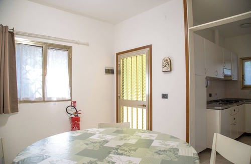 Eraclea Mare House | Pine-front bungalow steps from the beach