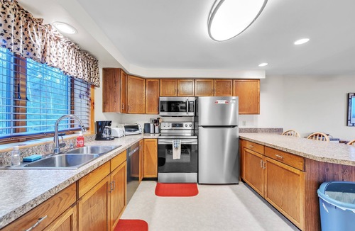 North Creek House | Pine Knot 62h - Retreat With Private Play Area 3 Bedroom Townhouse by The Summit at Gore Mountain
