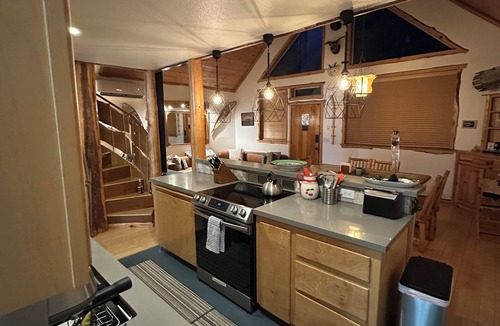 Packwood Cabin | Pine Lodge Sleeps 12 Fees for 7+ Hot Tub AC EV Charger Pets