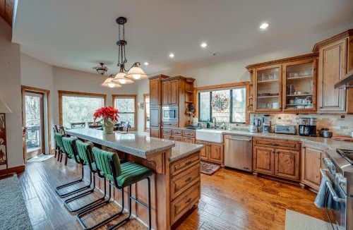 Pine Mountain Club House | Pine Mountain Club Cabin w/Private Deck & Views!