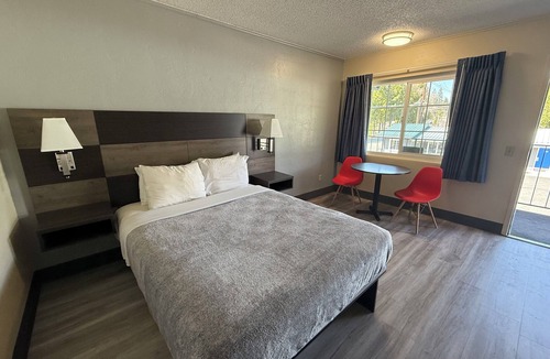 Mount Shasta Hotel | Pine Needles Inn