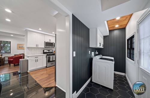 Twin Lakes House | Pine Point |10 Mins to Wilmot Ski | Pier |Lake Mary| Fire Pit| Artsy| Lakehouse| Grill |Walk to Lake