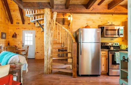 Pine Ridge House | Pine Point- Firepit, Fireplace, Pet Friendly, WiFi, 14 mins from Natural Bridge