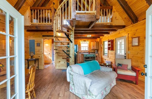 Pine Ridge House | Pine Point- Firepit, Fireplace, Pet Friendly, WiFi, 14 mins from Natural Bridge