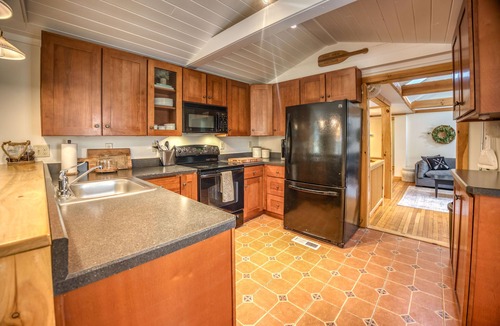 New Marlborough Cottage | Pine View Cottage, Berkshires Getaway Lake Buel w/lake rights. Pet friendly!