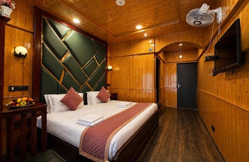 Srinagar Hotel | Pine view