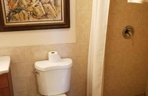 Old Orchard Beach Hotel | Pine View Lodge Old Orchard Beach - Ground-level Queen bed Unitnn
