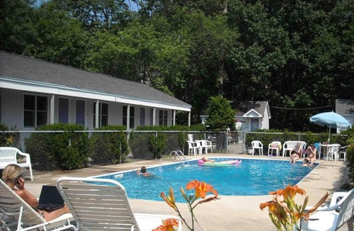 Old Orchard Beach Hotel | Pine View Lodge Old Orchard Beach - Ground-level Queen bed Unitnn