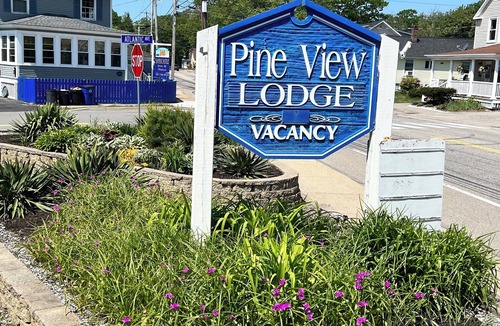 Old Orchard Beach Apartment | Pine View Lodge Old Orchard Beach - Attic Studio with 1 Queen size Bed