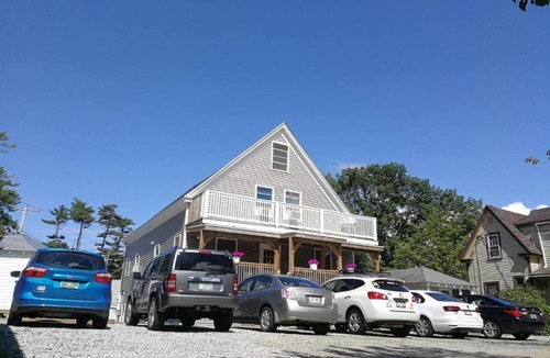 Old Orchard Beach Apartment | Pine View Lodge Old Orchard Beach - Attic Studio with 1 Queen size Bed
