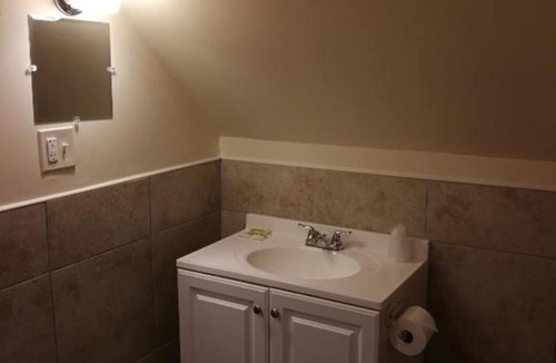 Old Orchard Beach Apartment | Pine View Lodge Old Orchard Beach - Attic Studio with 1 Queen size Bed