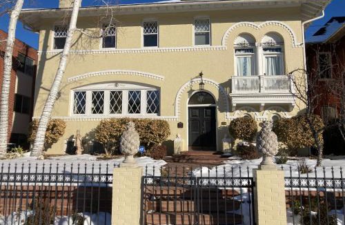 Cheesman Park Apartment | Pineapple House, Spacious 1st Floor Apartment! City Center! 96 Walk Score! FREE parking!