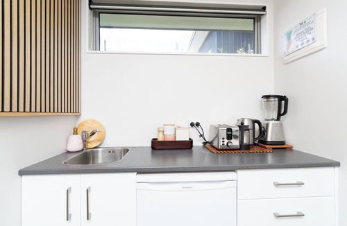 Raglan Apartment | Pineapple Palace Studio: tranquil, central setting