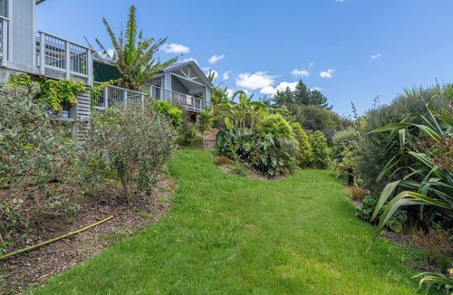 Raglan Apartment | Pineapple Palace Studio: tranquil, central setting