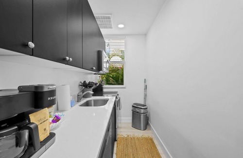 Gillespie Park House | Pineapple Paradise - 13 min to Beach - Fire Pit